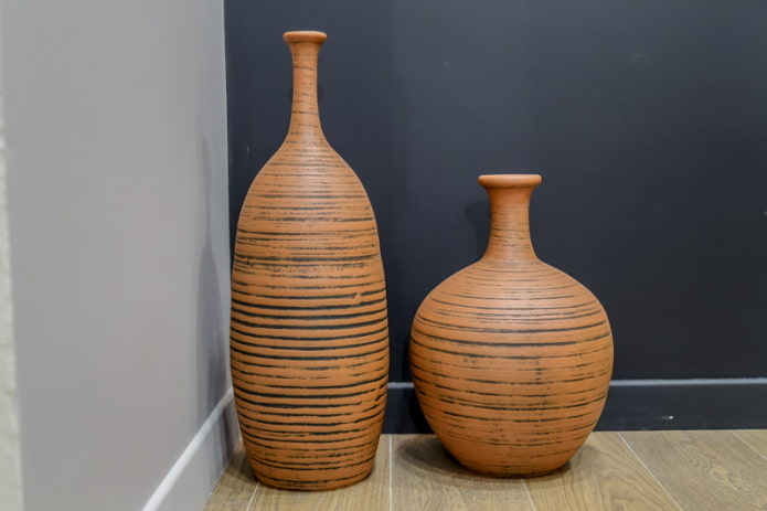 hliněné podlahové vázy