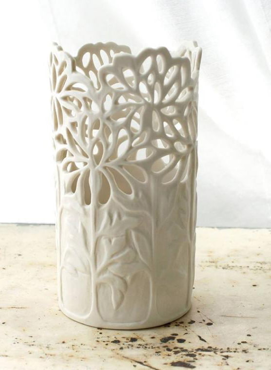 Prolamovaná bílá váza