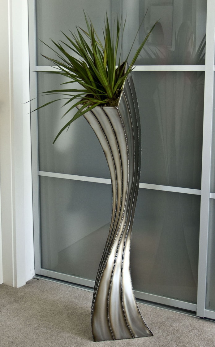 metalowy wazon o nietypowym kształcie