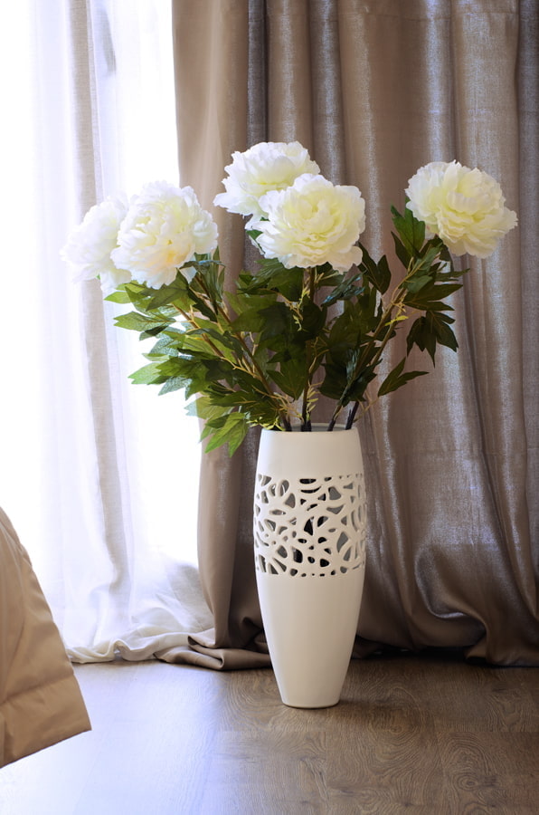 Prolamovaná váza s květinami