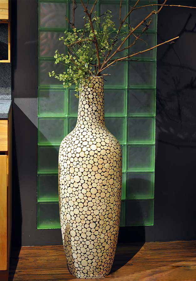 podlahová váza v ekologickém stylu