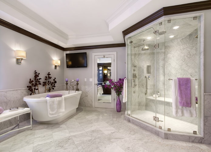 violetti maljakko kylpyhuoneessa