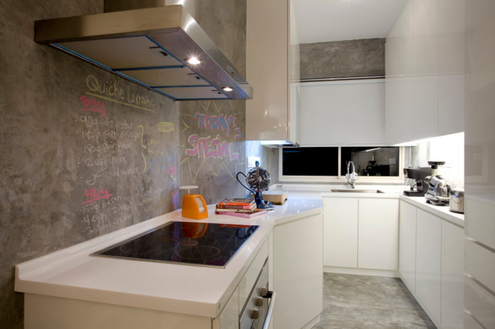 betoninė siena virtuvėje