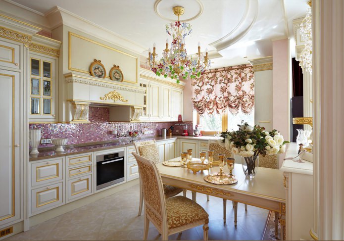 klasikinio stiliaus virtuvės dizainas su paauksavimu
