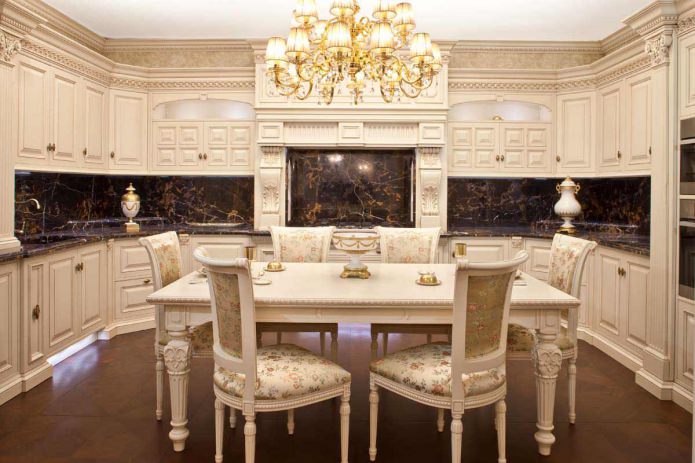 jedálenský stôl v klasickom interiéri