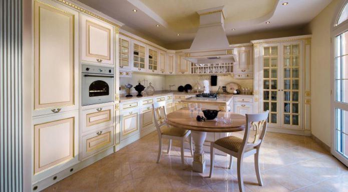 klasikinio stiliaus virtuvės dizainas su paauksavimu