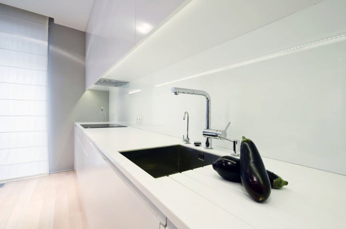 keuken in het ontwerp van het appartement in lichte kleuren