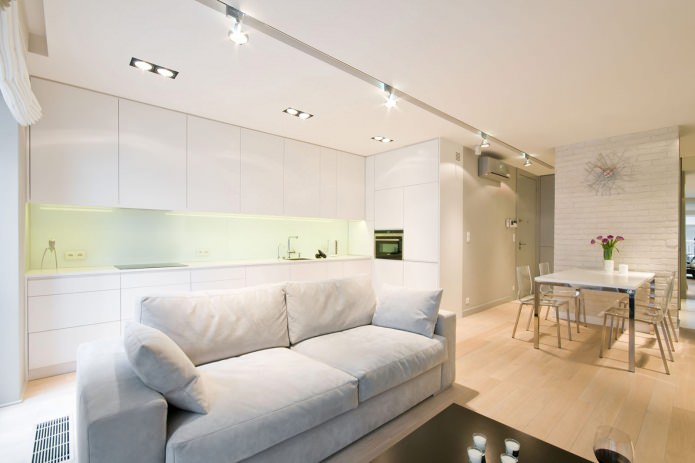 Interni cucina-soggiorno in bianco