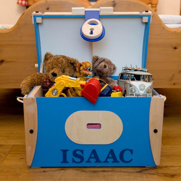 bryst til opbevaring af legetøj i børnenes værelse