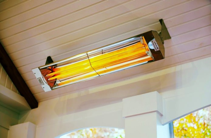 riscaldatore a infrarossi sul soffitto