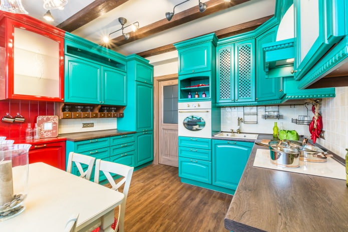 dviejų ryškių spalvų virtuvės komplektas