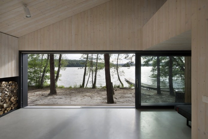 Iš mažo modernaus namo atsiveria vaizdas į ežerą