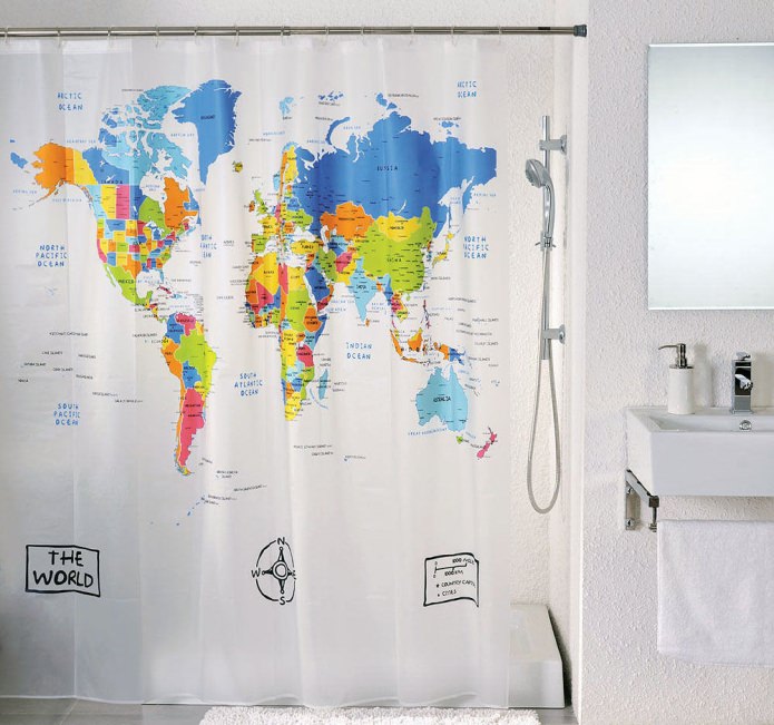 wereldkaart op de gordijnen in de badkamer