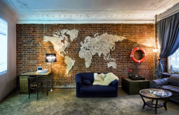 mapa sveta v interiéri obývacej izby v loftovom štýle