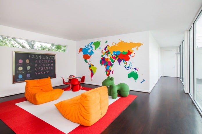 mapa sveta v interiéri obývacej izby