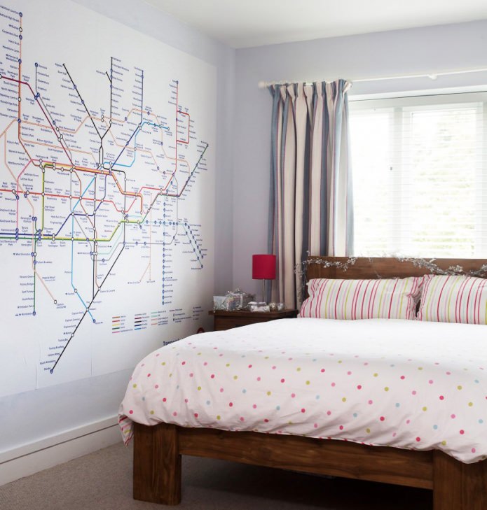 yatak odasının iç kısmındaki metro haritası