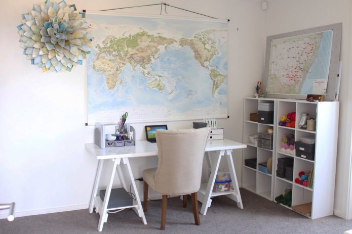 mapa světa v interiéru kanceláře