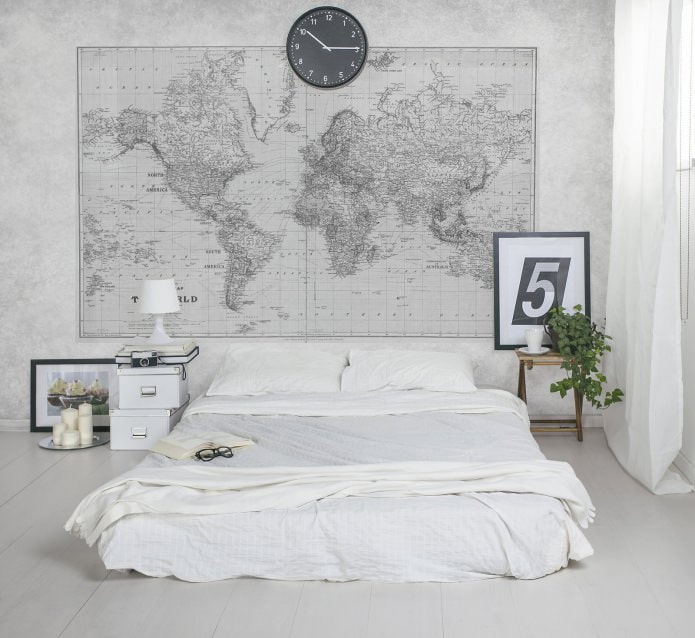 mapa sveta v čele postele