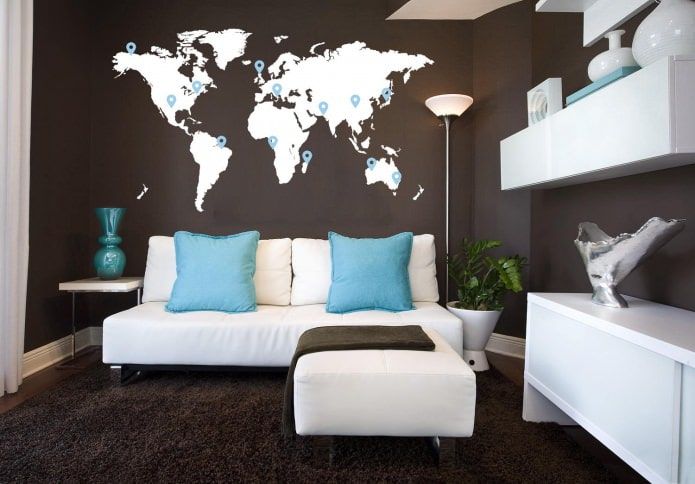 خريطة العالم على الحائط في غرفة المعيشة