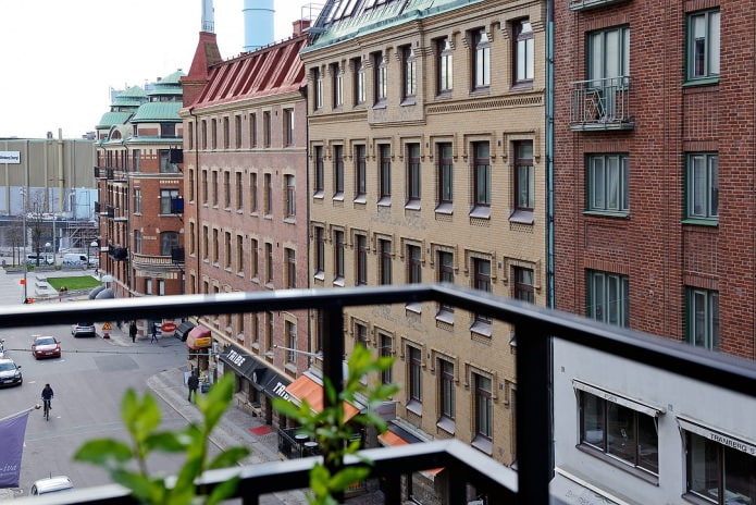 nhìn từ ban công xuống đường phố của Thụy Điển