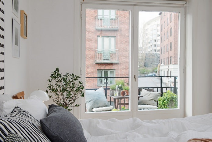 švediško miegamojo interjero dizainas su balkonu