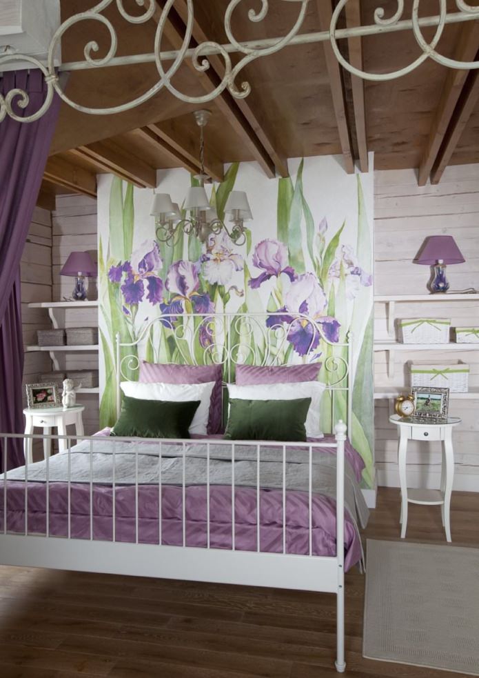 dormitor cu iris în designul casei în stil Provence