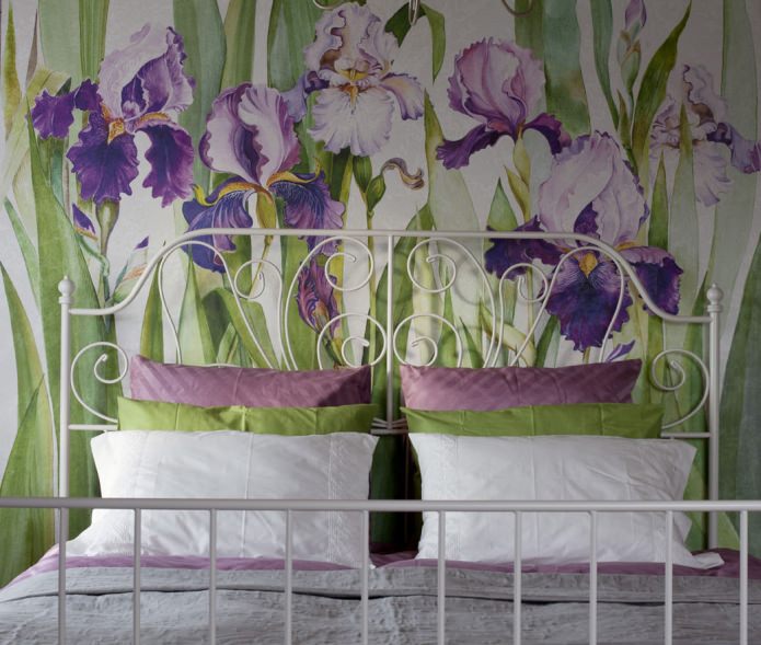 Provence tarzı ev tasarımında süsenli yatak odası