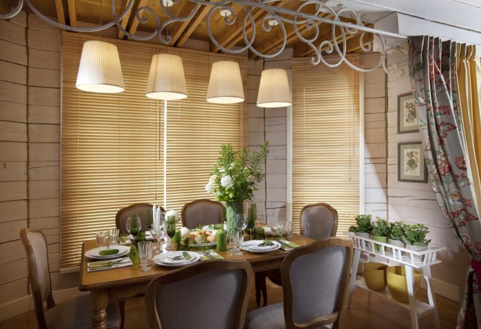 Interno della sala da pranzo in stile provenzale in una casa di campagna