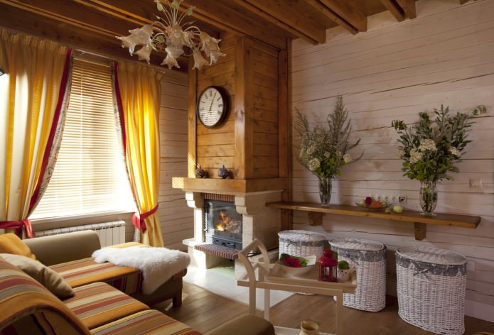 obývacia izba s krbom v dizajne domu v štýle Provence