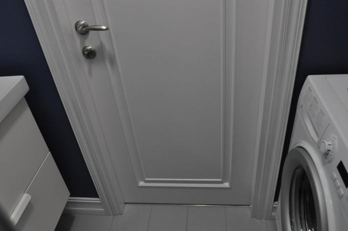 ușă albă