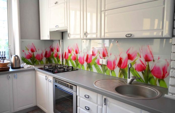 סינר עם פרחים במטבח