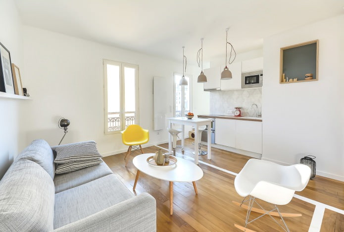 Interiér kuchyně a obývacího pokoje v bílé barvě
