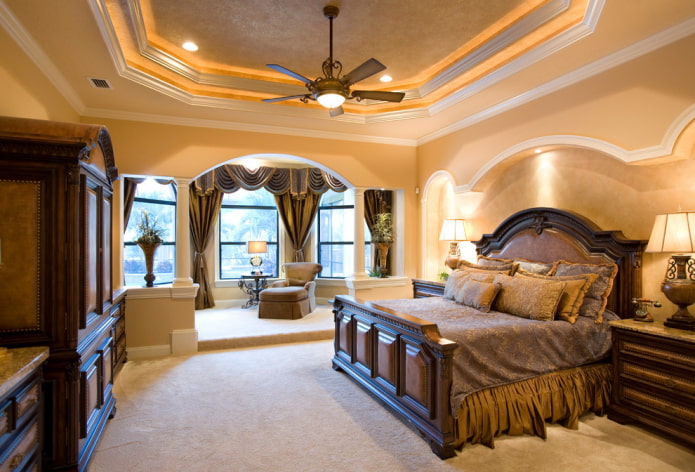 klassieke slaapkamer met boog