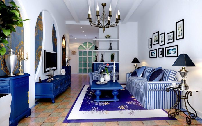 Obývacia izba v modrej a bielej farbe
