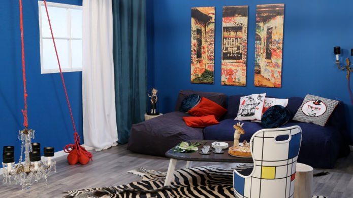 Obývacia izba v modro-bielo-červenej farbe
