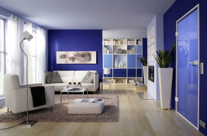 Obývací pokoj v modré a bílé barvě