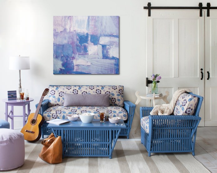 interno del soggiorno in blu e bianco