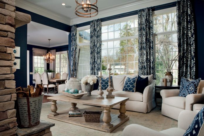 Dzīvojamā istaba zilos un smilškrāsas toņos