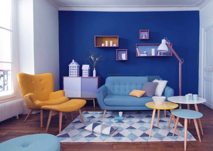 Dzīvojamā istaba zilos un dzeltenos toņos
