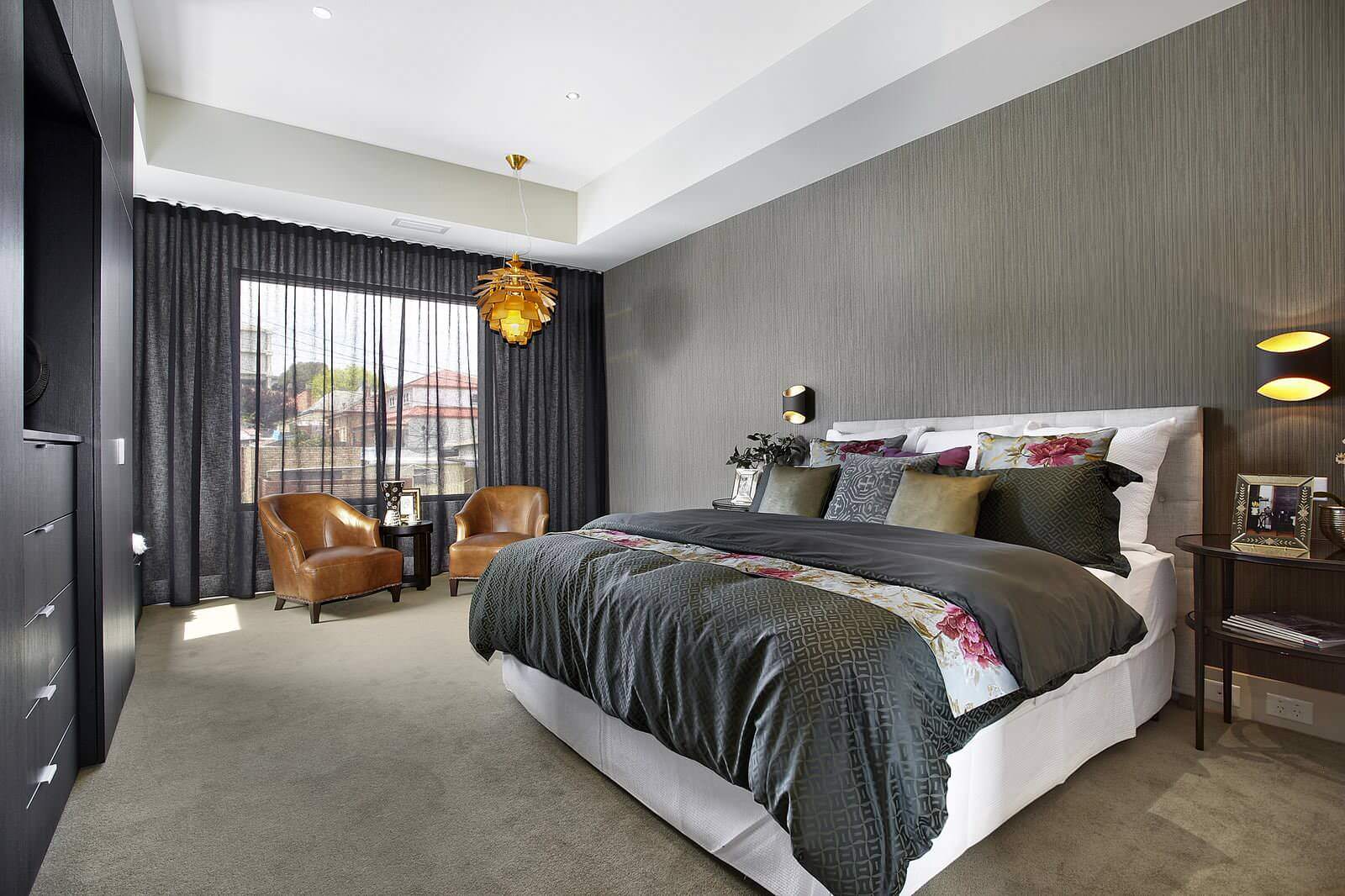 сиви завеси в дизайна на спалнята със сиви тапети