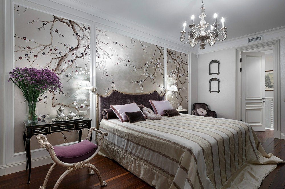 soveværelse design med sølv tapet