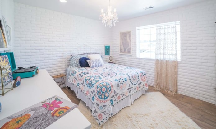biała ceglana ściana w sypialni