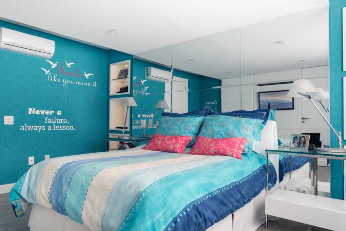 veidrodinės plokštės ant sienos mėlyname miegamajame