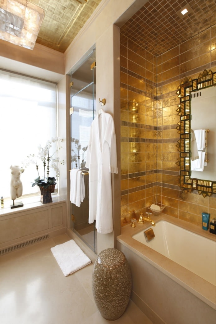 intérieur de salle de bain en couleur or