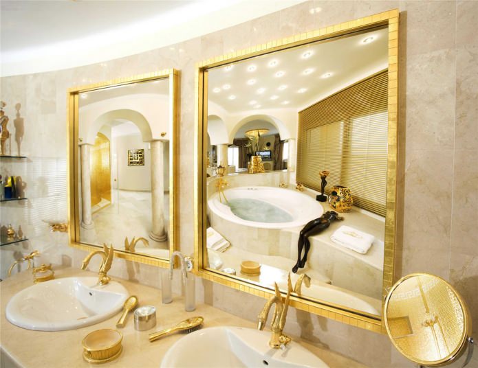 auksiniai aksesuarai vonios kambaryje