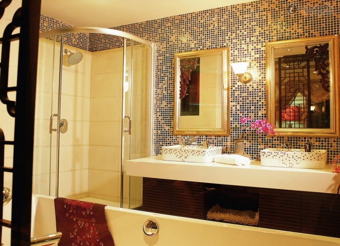 intérieur de salle de bain en or