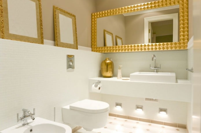 aksesori emas di bilik mandi