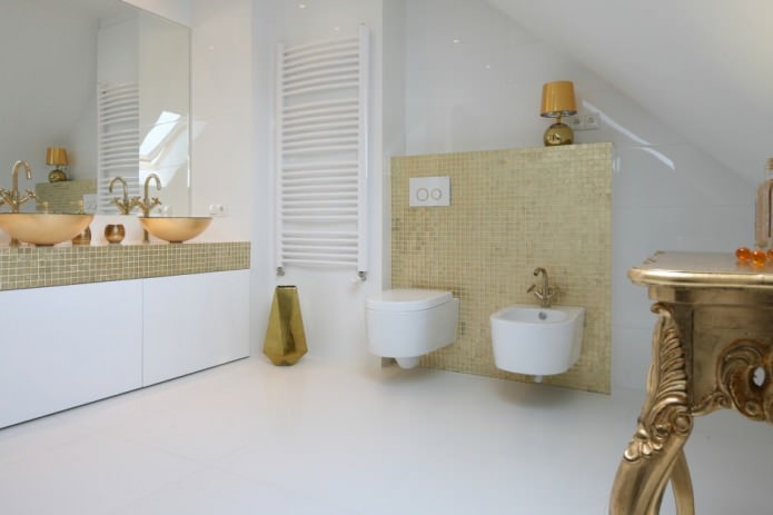baltas ir auksinis vonios kambario interjeras