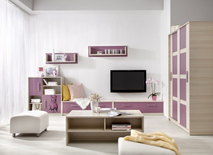 design obývacího pokoje v barvách lila