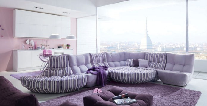 design obývacího pokoje v lila barvě